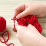 Porta-copos de crochê vermelho cereja em formato de frutas divertidas