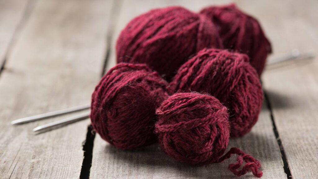 A peça de crochê que está aquecendo corações com leveza e elegância