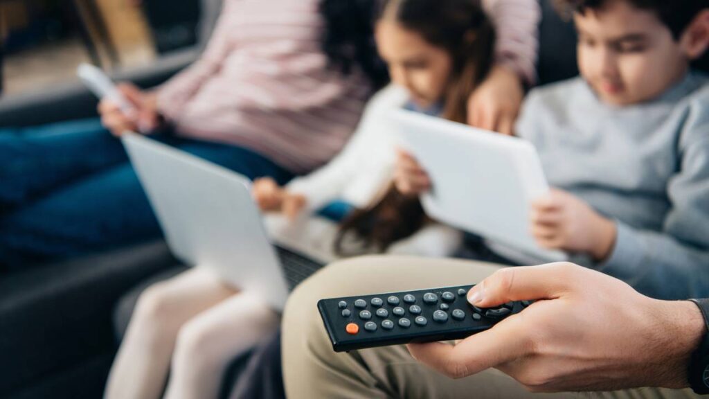 O que significa colocar o volume da televisão em números pares, segundo a psicologia