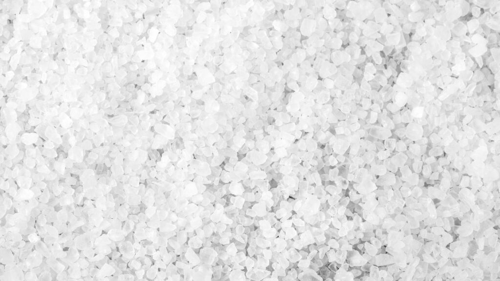 O truque doméstico com sal grosso virou febre entre quem ama limpeza natural