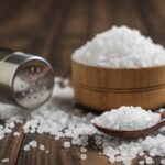 O truque doméstico com sal grosso virou febre entre quem ama limpeza natural