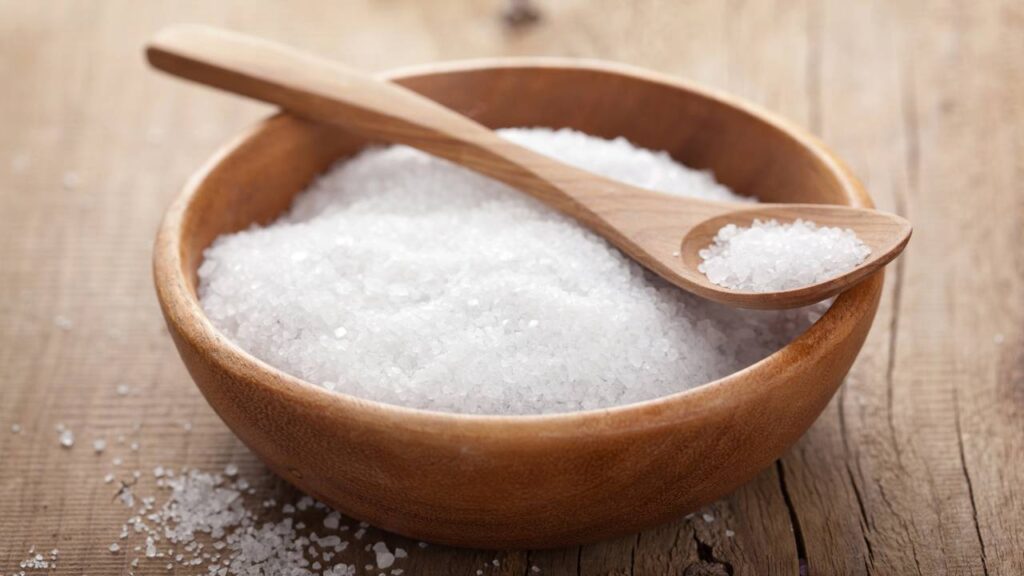Mistura de água oxigenada com sal virou segredo da faxina natural