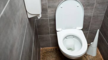 Acorde com o vaso limpo usando apenas esse truque noturno