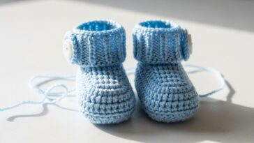 Sapatinho de bebê em crochê macio e ajustável para o pezinho do seu bebê