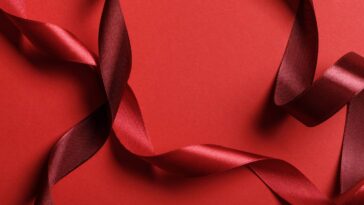 O crochê que desliza entre os dedos com brilho e toque sofisticado