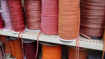 Crochê com fio de vidro para peças decorativas sofisticadas e brilhantes