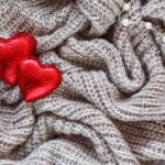 Como incorporar contas, fios metálicos e brilhos no crochê sem perder a maleabilidade