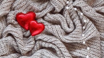 Como incorporar contas, fios metálicos e brilhos no crochê sem perder a maleabilidade