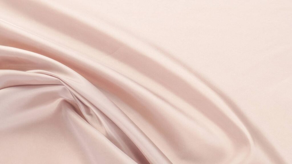 Esse tecido é produzido por um inseto e é símbolo de elegância há séculos