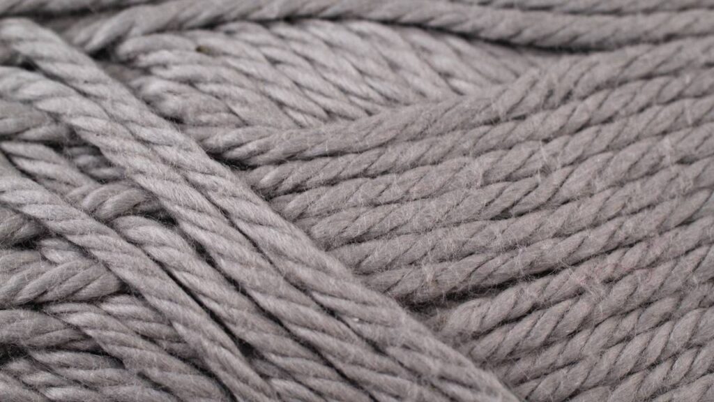 O modelo de tapete em crochê que está aparecendo em lares com décor moderno e artesanal