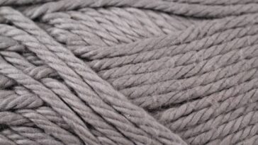 O modelo de tapete em crochê que está aparecendo em lares com décor moderno e artesanal