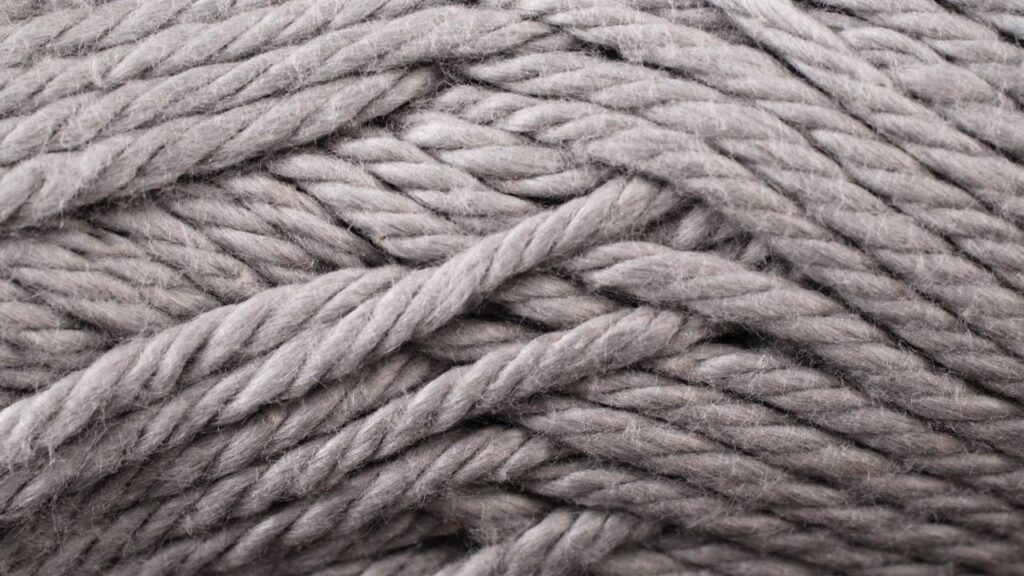 Lenço triangular de crochê com fio metalizado prata para festas elegantes