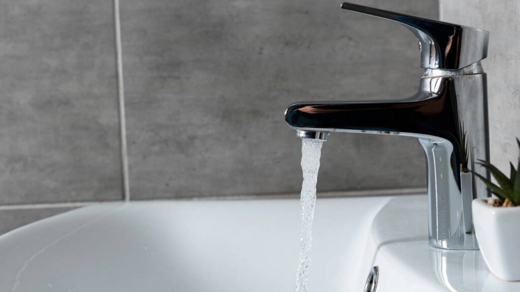 O método mais eficaz para afastar de vez o cheiro de esgoto