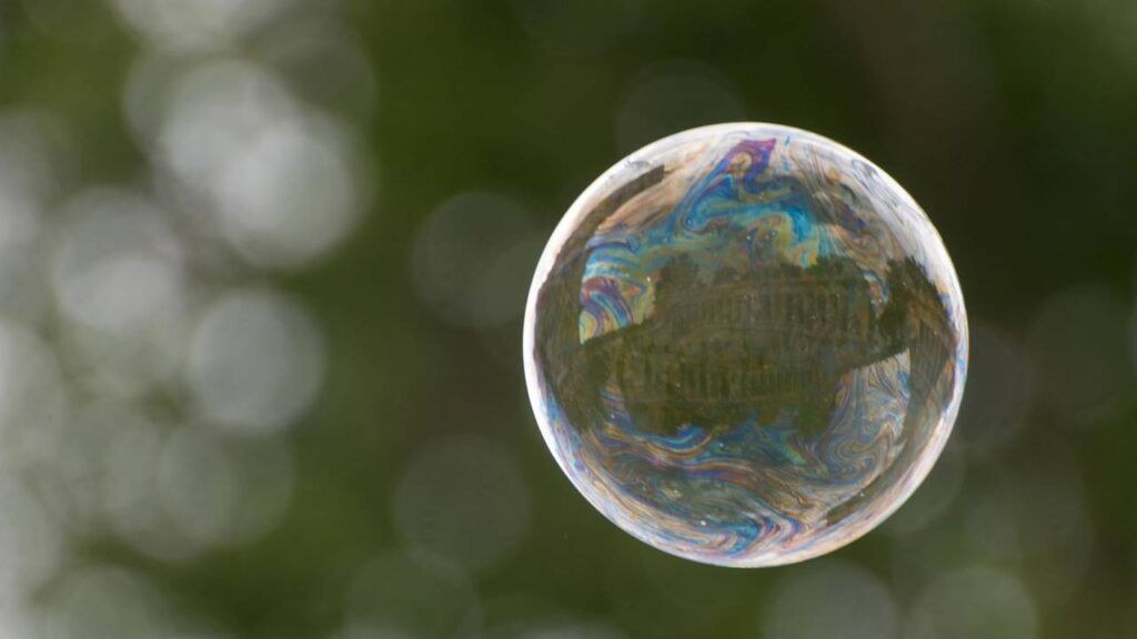 A explicação mais fascinante para as cores nas bolhas de sabão