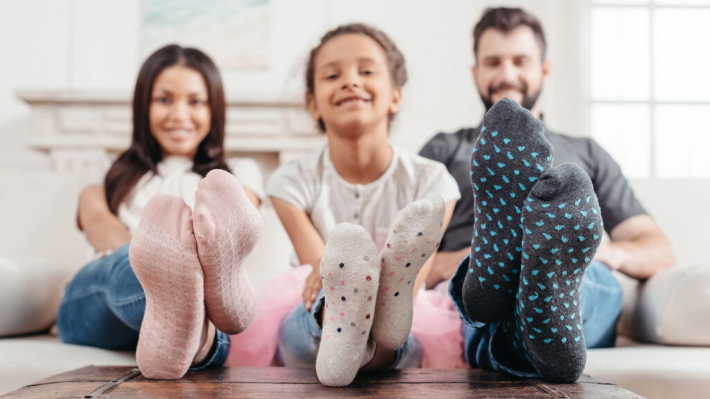 Como evitar bolinhas nas meias com um truque caseiro simples