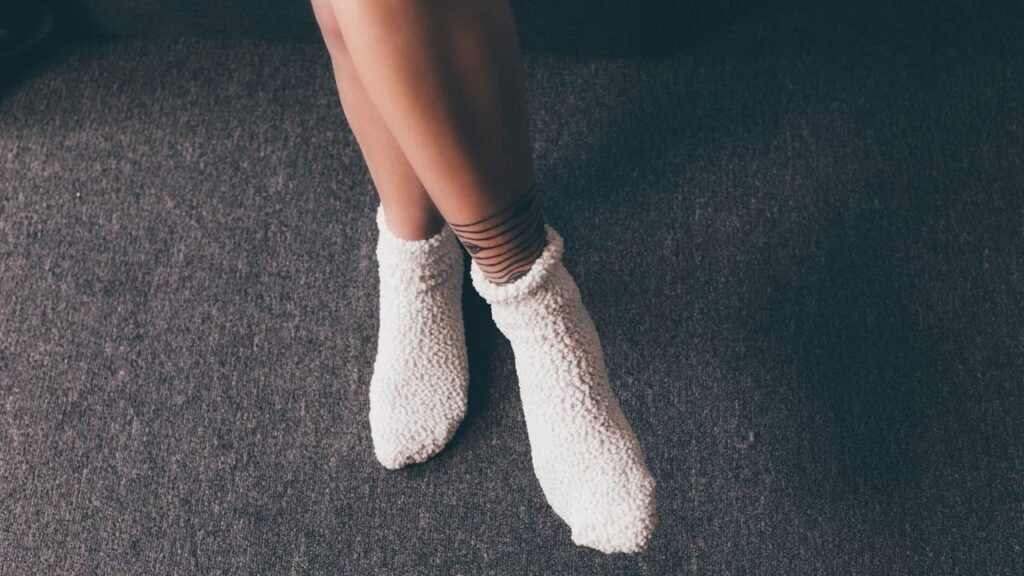 Dormir de meia pode dizer muito sobre sua mente e seu corpo segundo especialistas