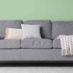 Como manter o sofá limpo e perfumado em casa sem precisar de profissionais