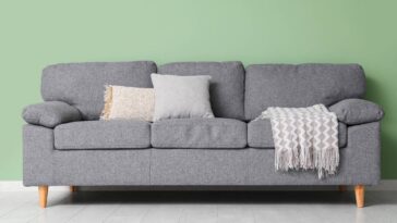 Como manter o sofá limpo e perfumado em casa sem precisar de profissionais