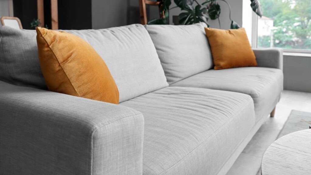 Como manter o sofá limpo e perfumado em casa sem precisar de profissionais