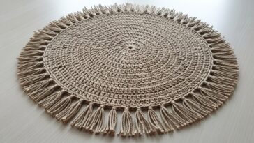 Sousplat de barbante redondo com franjas em crochê para uma mesa elegante