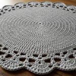 Sousplat de crochê com borda ondulada para uma mesa posta elegante e personalizada