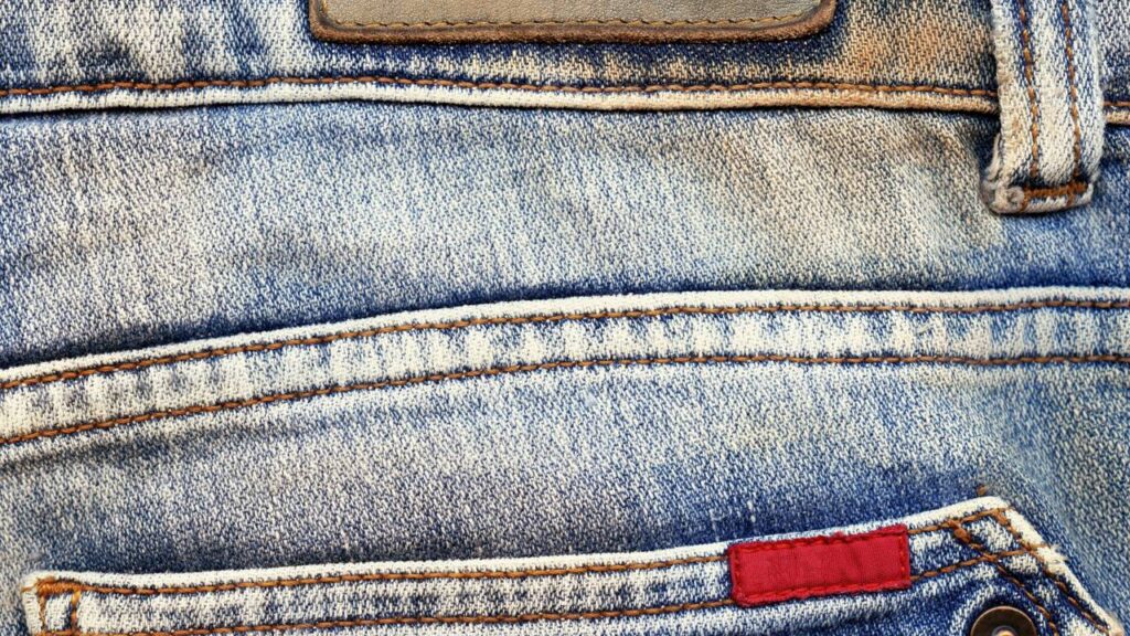 Como eliminar manchas de óleo na calça com um truque caseiro e rápido