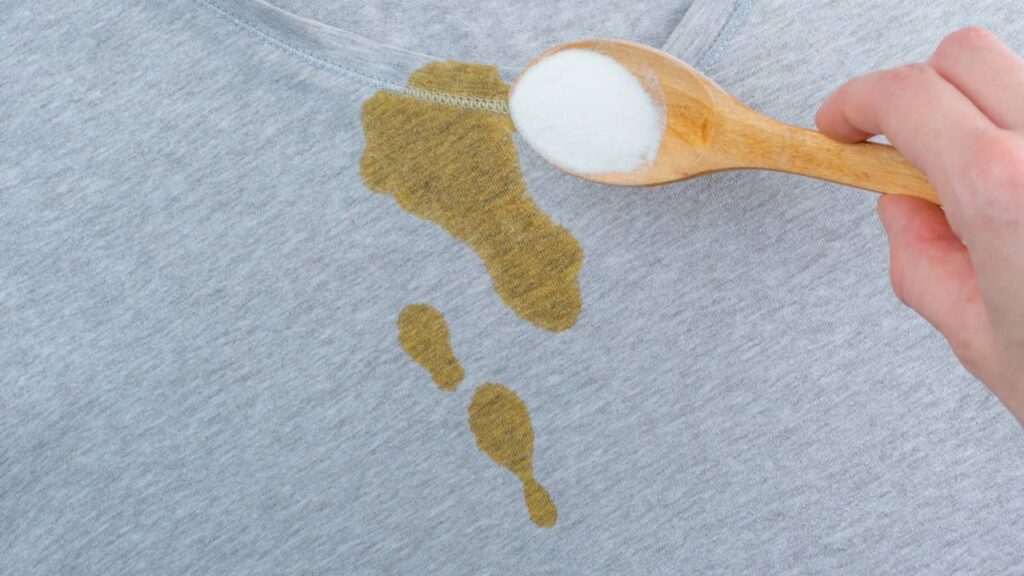 Os 5 passos que usei para eliminar manchas de desodorante sem gastar com produtos caros