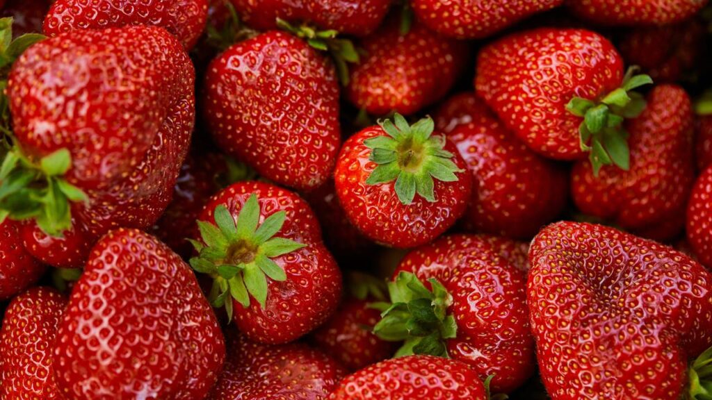 Como reaproveitar os cabinhos de morango para evitar desperdício e criar sabores incríveis
