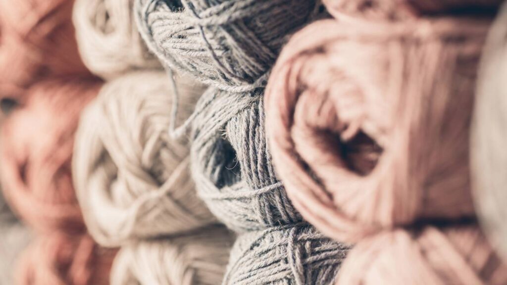 Cestinha de crochê que une charme artesanal com organização no dia a dia