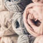 Cestinha de crochê que une charme artesanal com organização no dia a dia