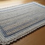 Tapete retangular em crochê com borda de bico russo para elegância artesanal