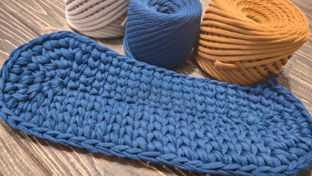 Os tapetes de crochê com fio de malha que estão em alta na decoração