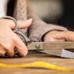 Aprenda o truque que vai deixar sua tesoura afiada como se fosse nova / Créditos: depositphotos.com / OlgaZakrevskaya