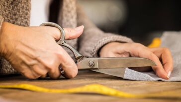 Aprenda o truque que vai deixar sua tesoura afiada como se fosse nova / Créditos: depositphotos.com / OlgaZakrevskaya