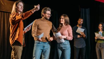 Do novelo ao palco como o crochê virou arte em grandes cenários