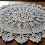Toalhinha de mesa em crochê com ponto alto e correntinha para enfeitar sua casa