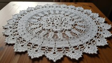 Toalhinha de mesa em crochê com ponto alto e correntinha para enfeitar sua casa