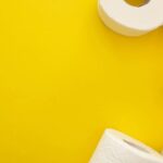 Porta-papel higiênico de crochê com acabamento fino para um banheiro organizado