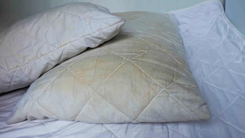 O amarelado nos travesseiros é resultado do acúmulo de suor, saliva e oleosidade da pele – Créditos: depositphotos.com / damrong8899