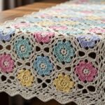 Caminho de mesa em crochê com flores para realçar a mesa