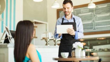 O que revela a psicologia de quem ajuda a recolher a mesa no restaurante