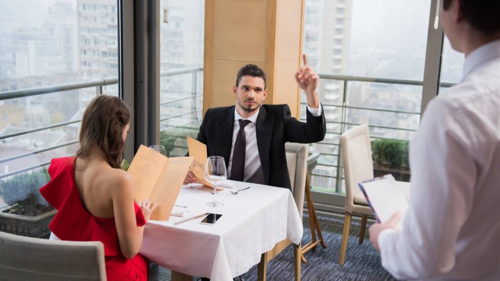 O que revela a psicologia de quem ajuda a recolher a mesa no restaurante