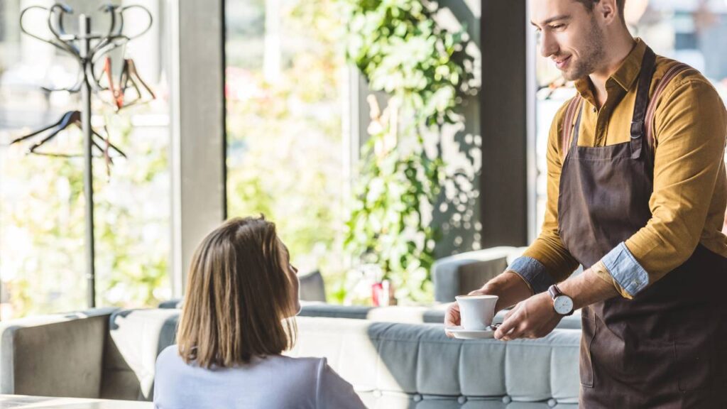 O que revela a psicologia de quem ajuda a recolher a mesa no restaurante