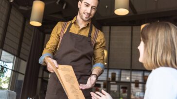 O que significa ajudar os garçons a recolher a mesa segundo a psicologia