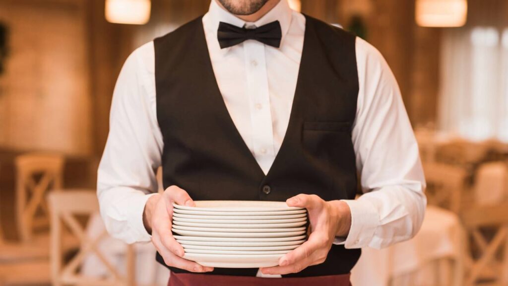 O que significa ajudar os garçons a recolher a mesa segundo a psicologia