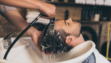 Essa dica simples de dermatologistas pode salvar seu cabelo no verão