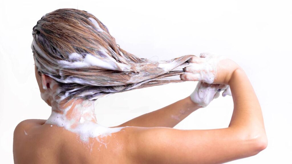 Essa dica simples de dermatologistas pode salvar seu cabelo no verão