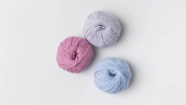 Puxa-saco em crochê com tema floral que organiza e decora sua cozinha com charme