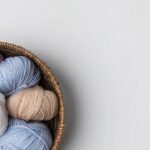 Almofada de crochê turquesa com mistura de pontos e cores vibrantes