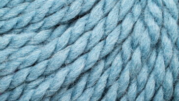 Essa mistura de fios transforma qualquer crochê simples em peça de destaque